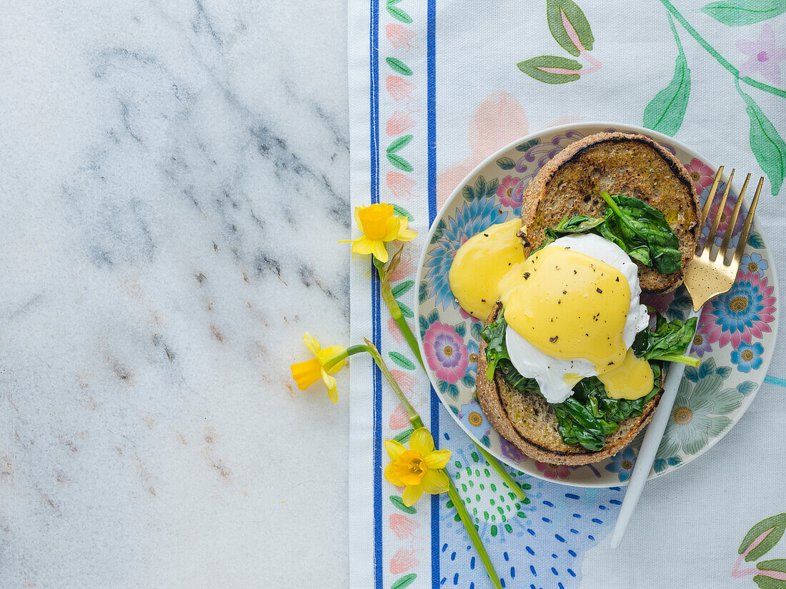 Eier Florentiner Art auf getoastetem English Muffin