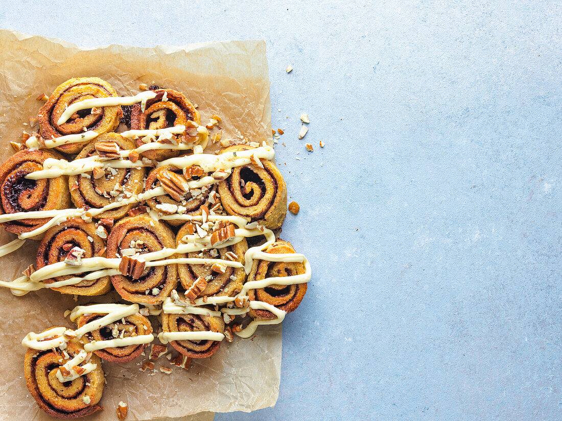 Zimtschnecken auf Backpapier