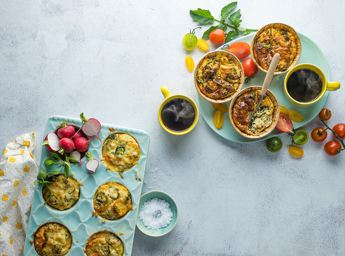 Frühstücksmuffins mit Spinat und Feta und würzige Brokkoli-Käse-Frittattas