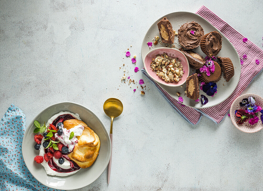 Süße Oopsie (Eiweißbrötchen) mit Beerencoulis und Schoko-Erdnussbutter-Cups