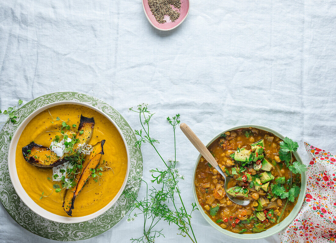 Scharfe Kürbissuppe und Kichererbsen-Tomaten-Suppe