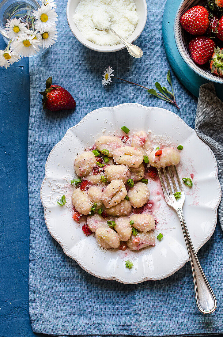 Gnocchi mit Frühlingszwiebeln und Erdbeersauce