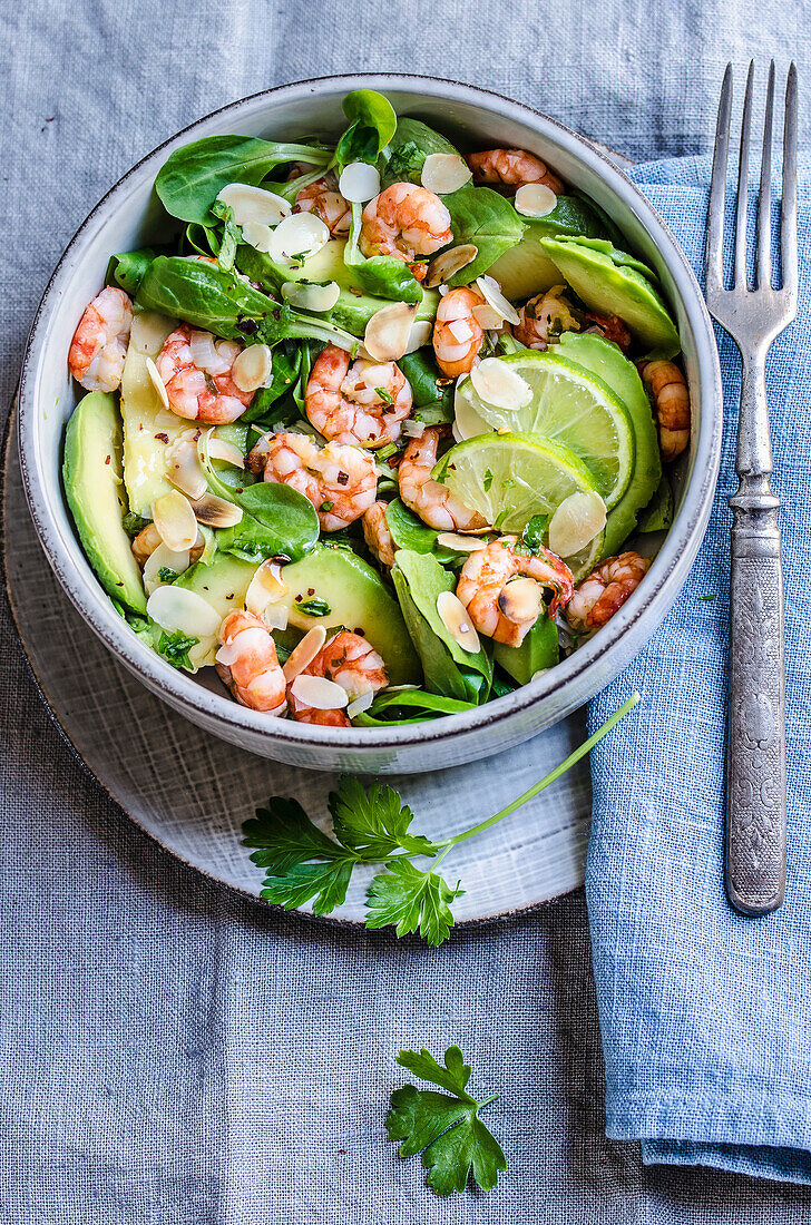 Avocado-Shrimps-Salat mit Limette und Feldsalat