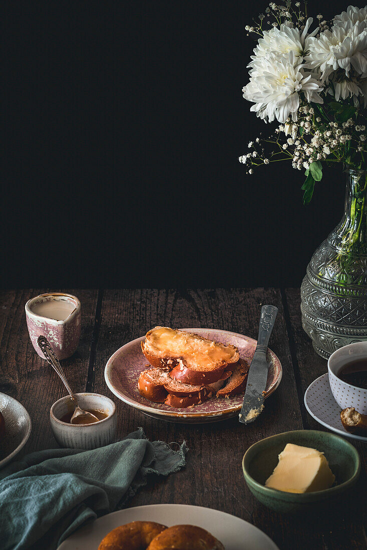 Tsoureki (Hefeteiggebäck, Griechenland) auf Frühstückstisch