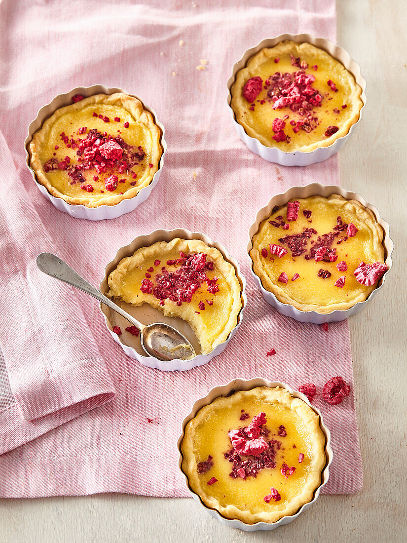 Vanilletörtchen mit getrockneten Himbeeren