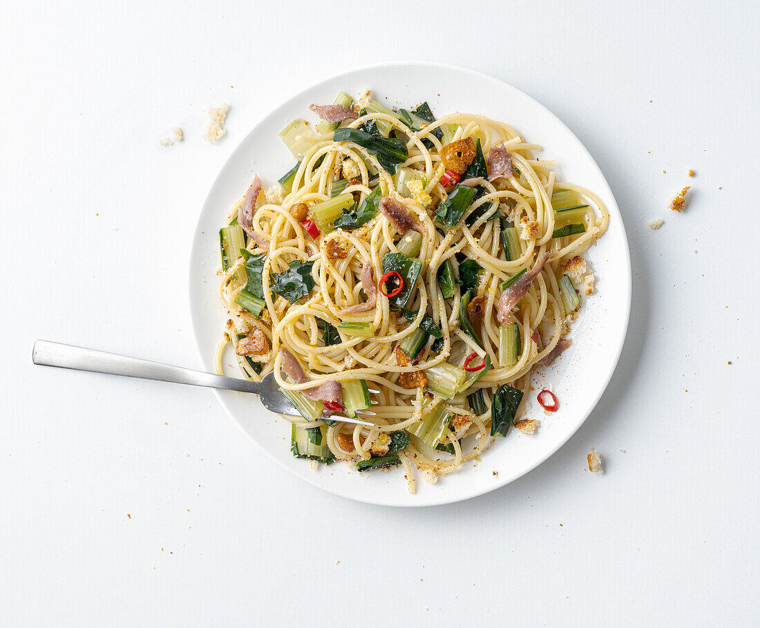 Spaghetti mit Knoblauch, Öl, Chili und Puntarelle (Italien)