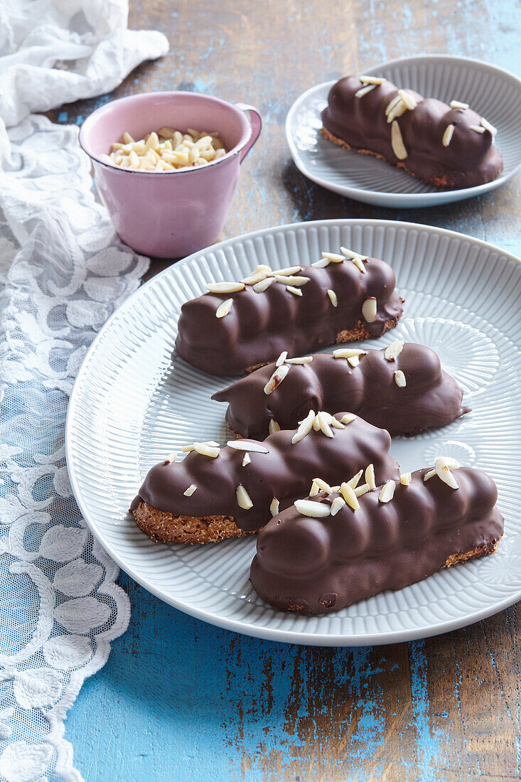 Mandelgebäck mit Schokoglasur