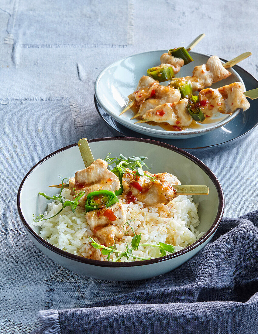 Hühnchen-Yakitori mit Lauch auf Reis