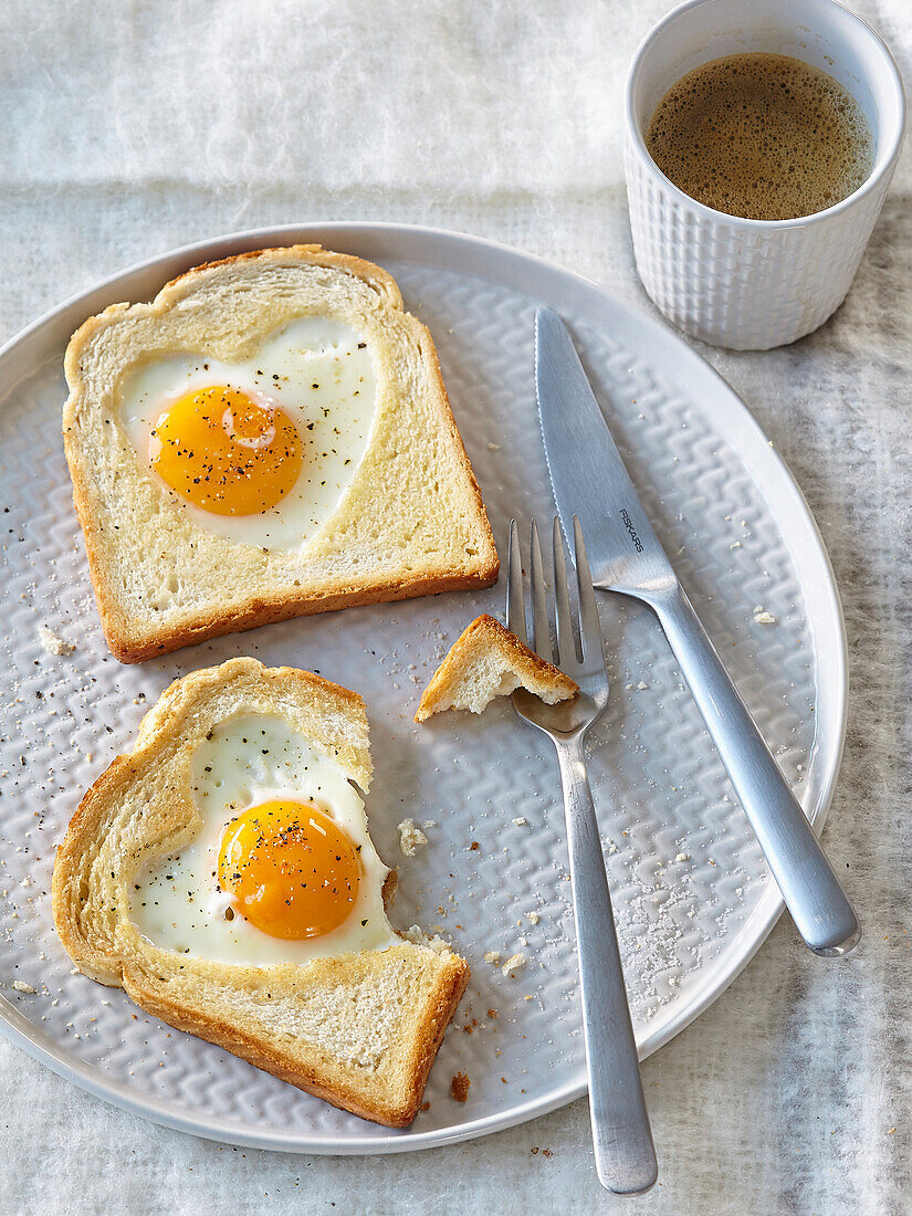 Toast mit Spiegelei-Herz