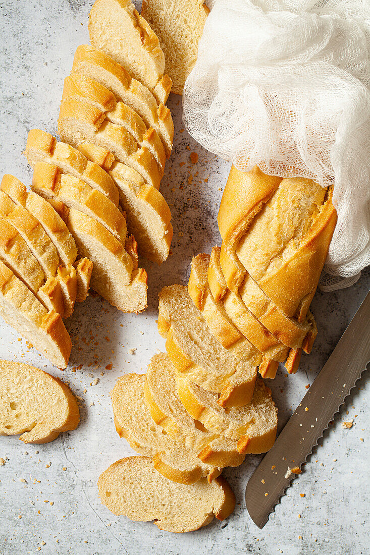 Französisches Baguettes in dünne Scheiben geschnitten