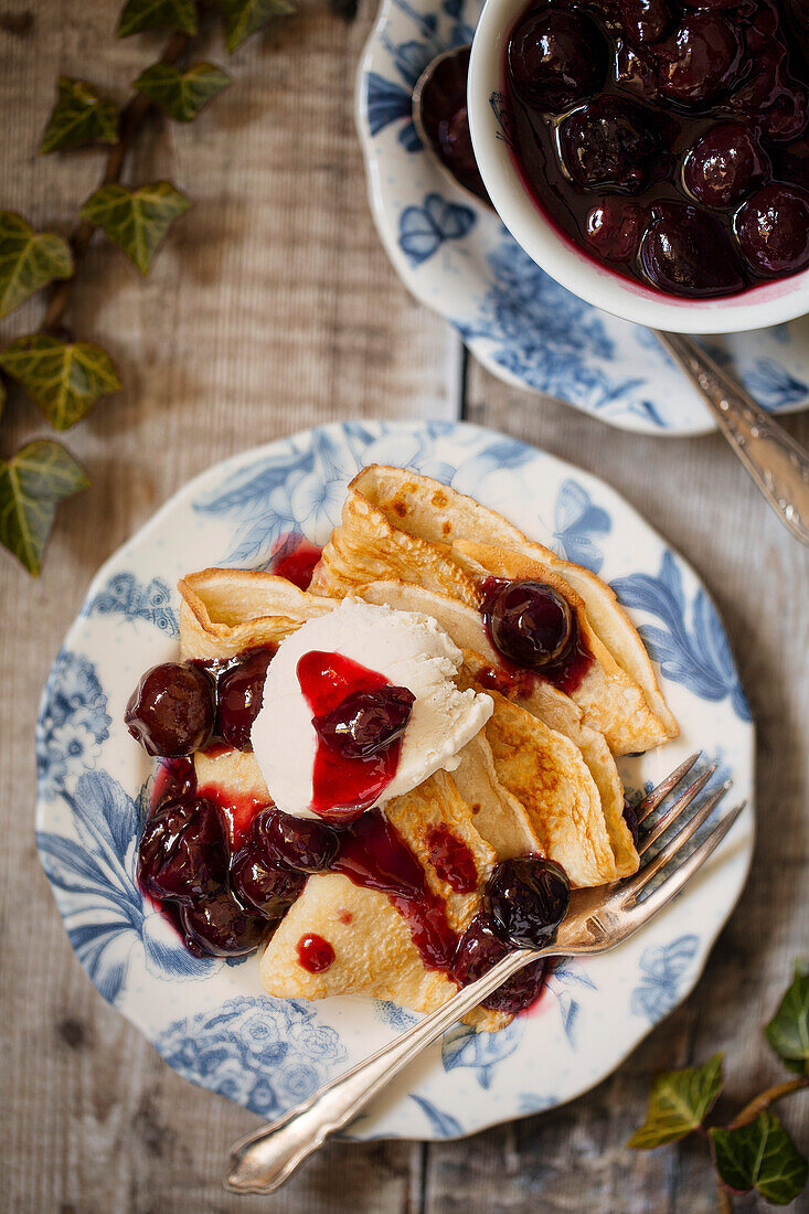 Pfannkuchen mit Kirschsauce und Vanilleeis