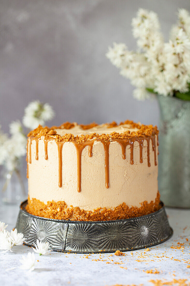 Dripping Cake mit veganer Cookie-Buttercreme