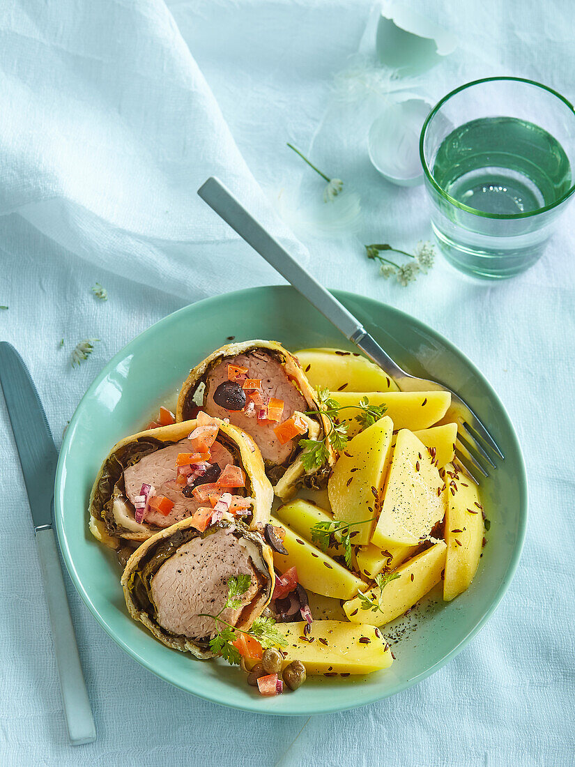 Schweinebraten mit Spinat und Kümmelkartoffeln zu Ostern