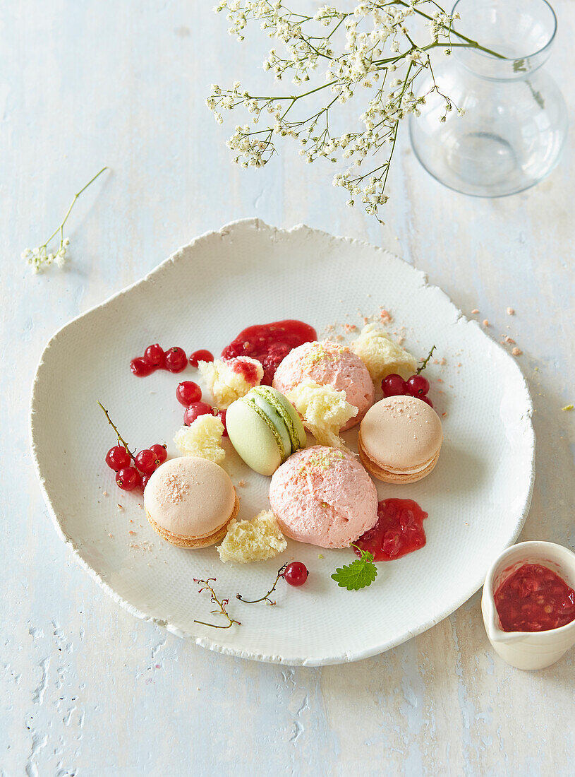 Macarons mit Eis und roter Johannisbeersauce