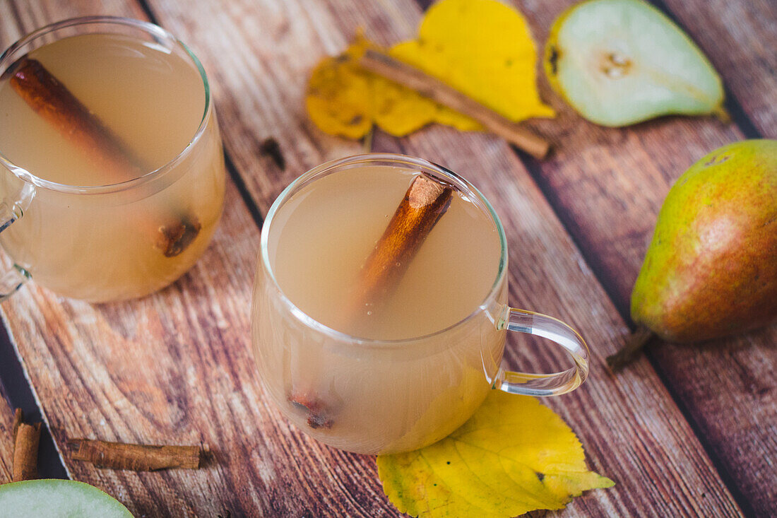 Pear cider with cinnamon sticks