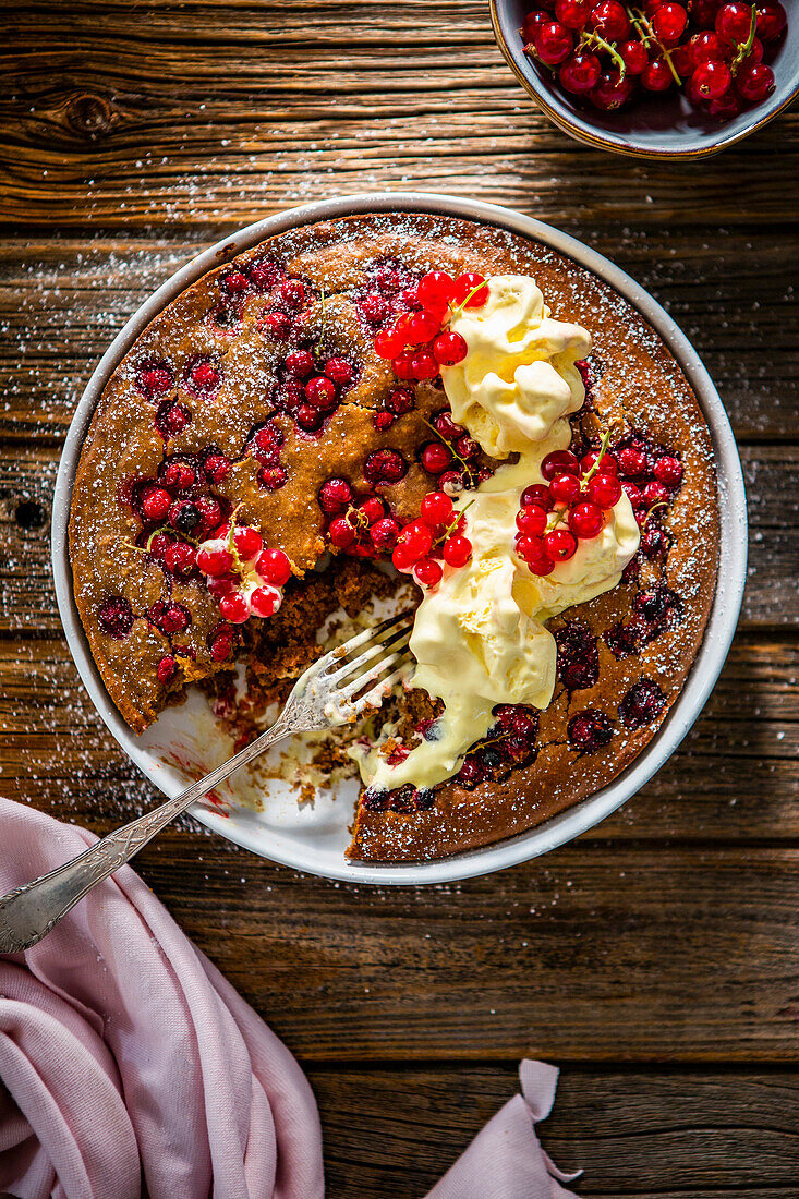 Johannisbeer-Kichererbsen-Blondie mit Vanilleeis