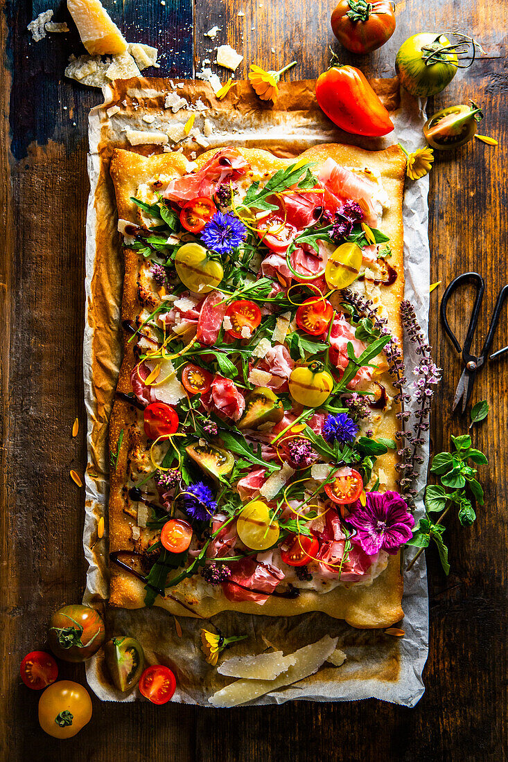 Ricotta pizza with colourful tomatoes and Parma ham
