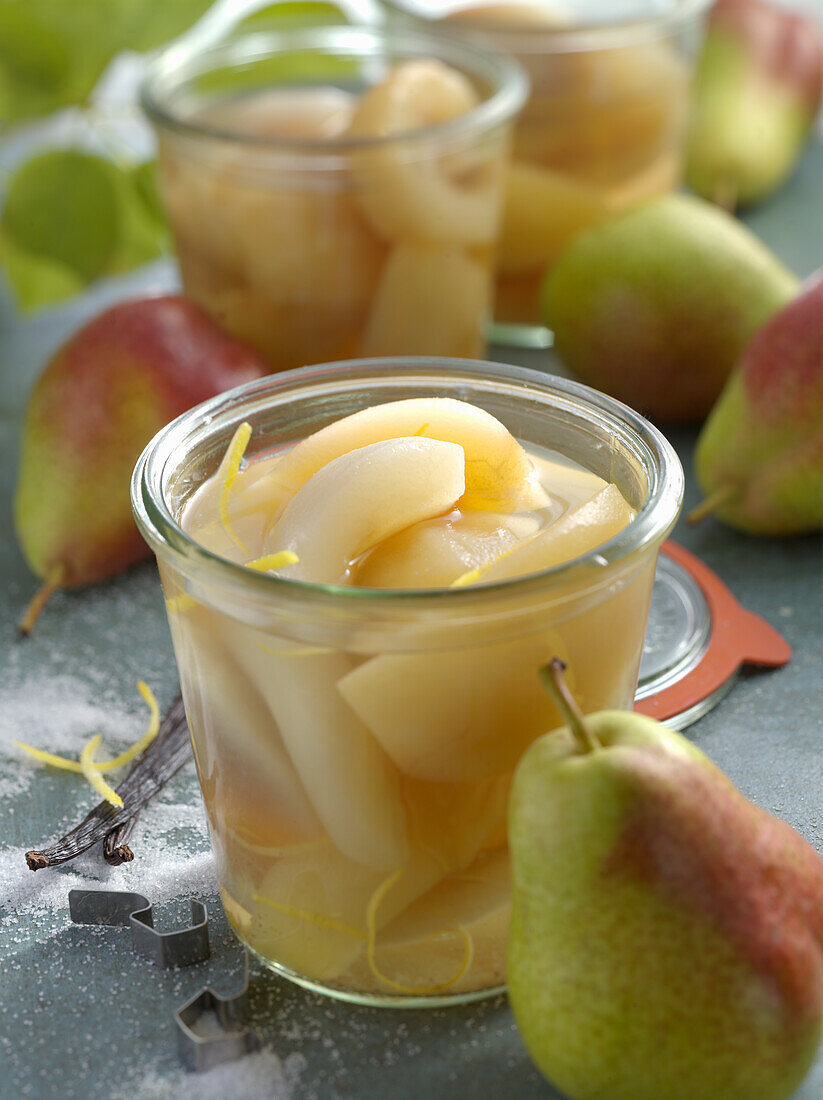 Preserved pears with vanilla