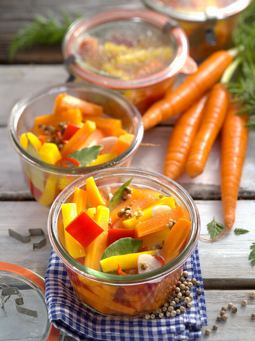 Sweet and sour pickled carrots