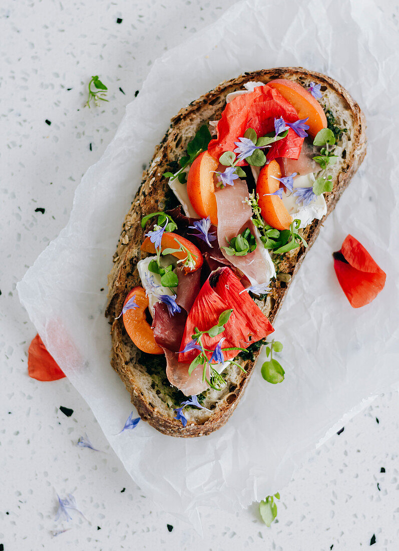 Röstbrot mit Rucola-Pesto, Parmaschinken und Aprikosen