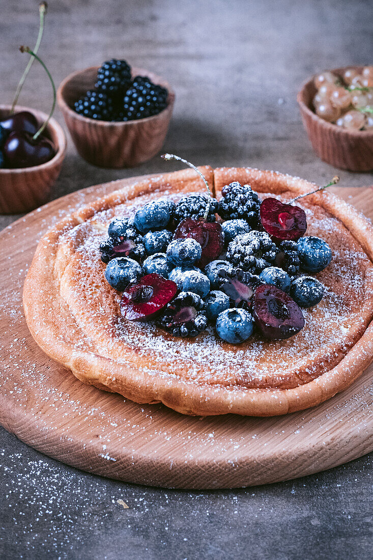 Omelett mit Kirschen, Brombeeren und Heidelbeeren