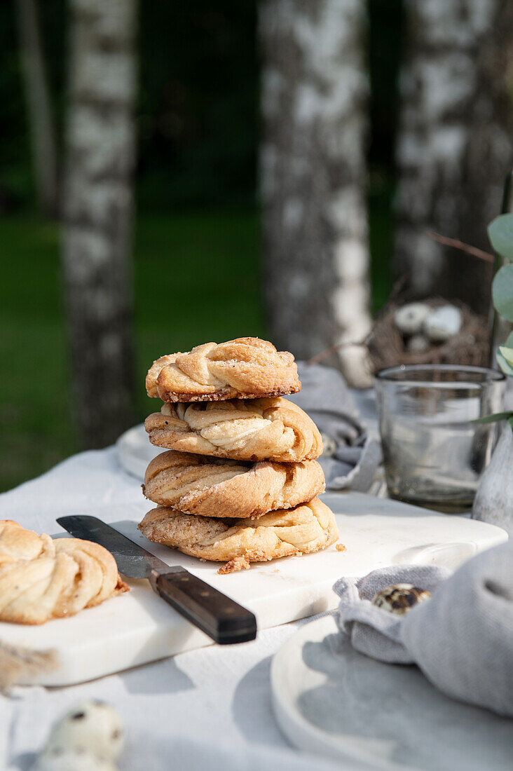 Hefegebäck auf Ostertisch im Garten