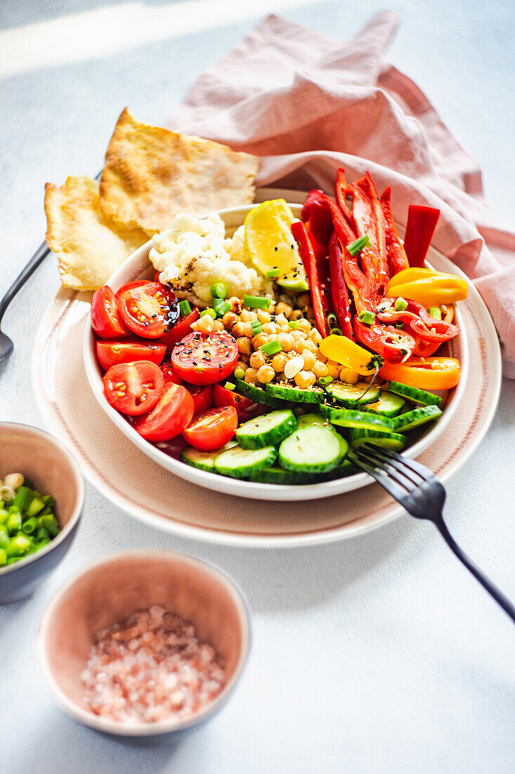 Veggie Bowl mit rohem Bio-Gemüse mit Sesam