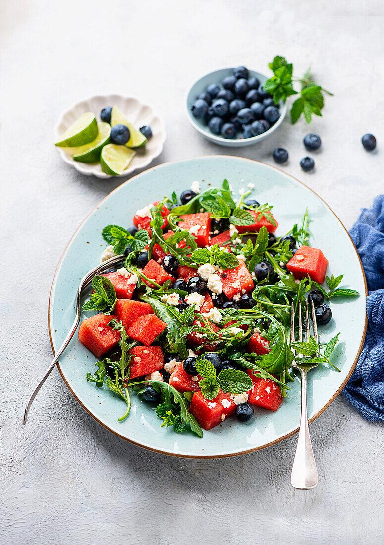 Frischer Rucola-Salat mit Wassermelone, Heidelbeeren und Feta