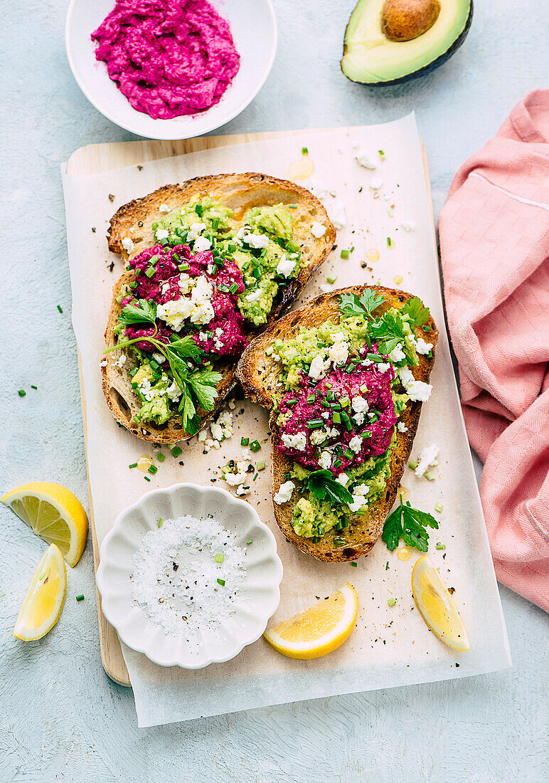 Avocado-Toast mit Rote-Bete-Hummus