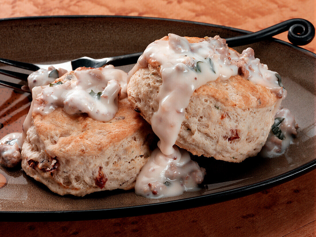 Klassische Südstaaten-Biscuits mit Wurstsauce