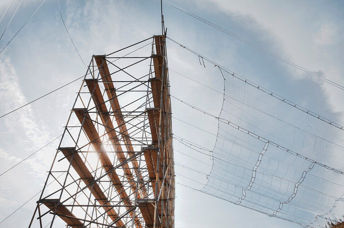 Assembling a 380 kilovolt electricity pylon