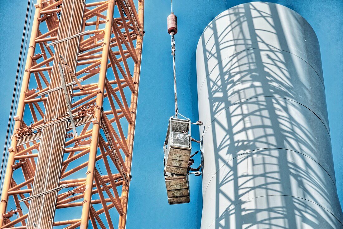 Assembling a wind turbine