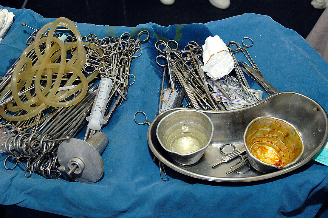 Surgical instrument tray