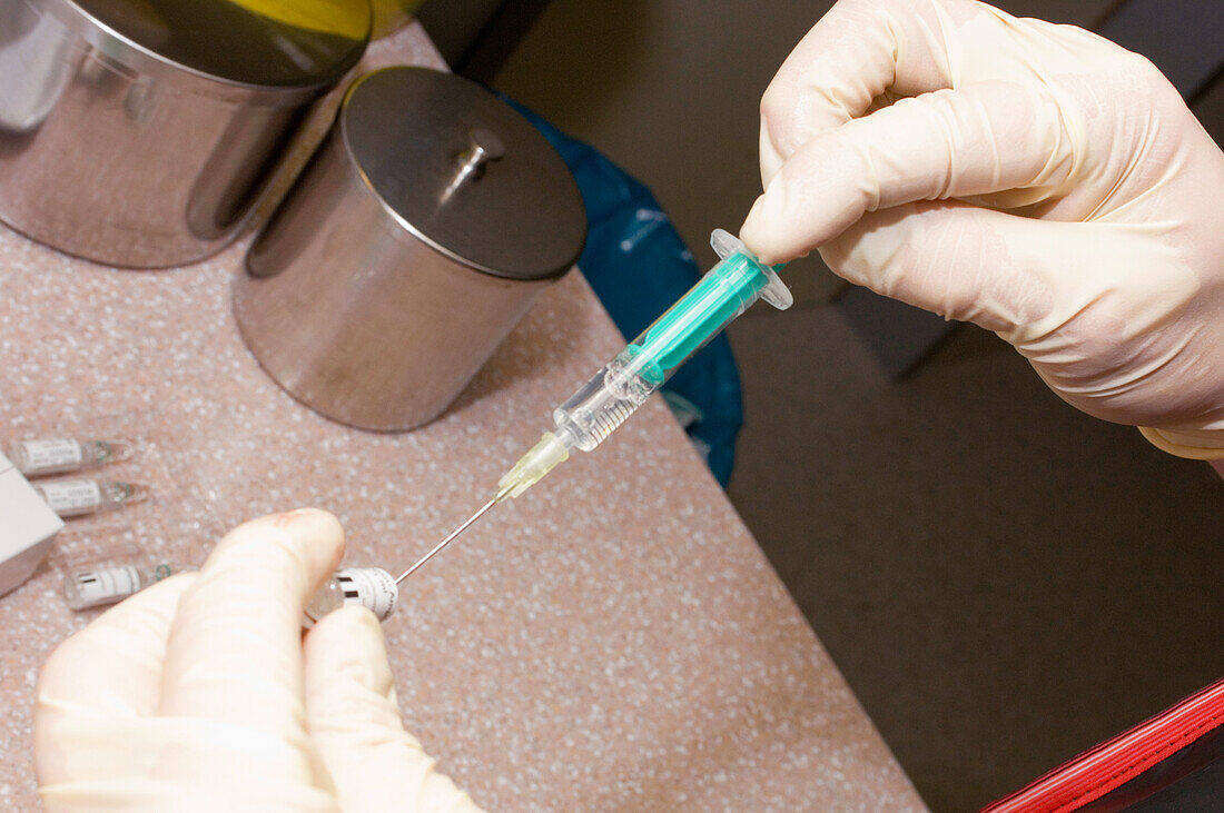 Filling syringe