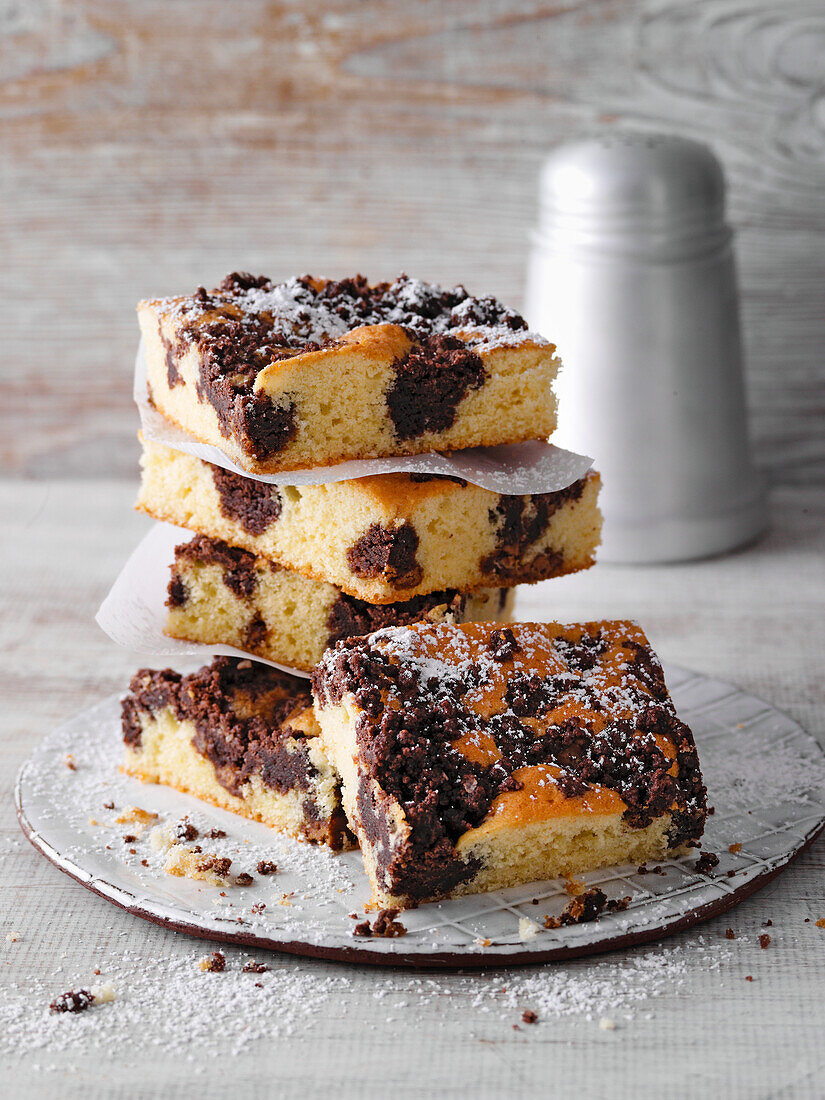 Caramel-chocolate crispy tray bake cake