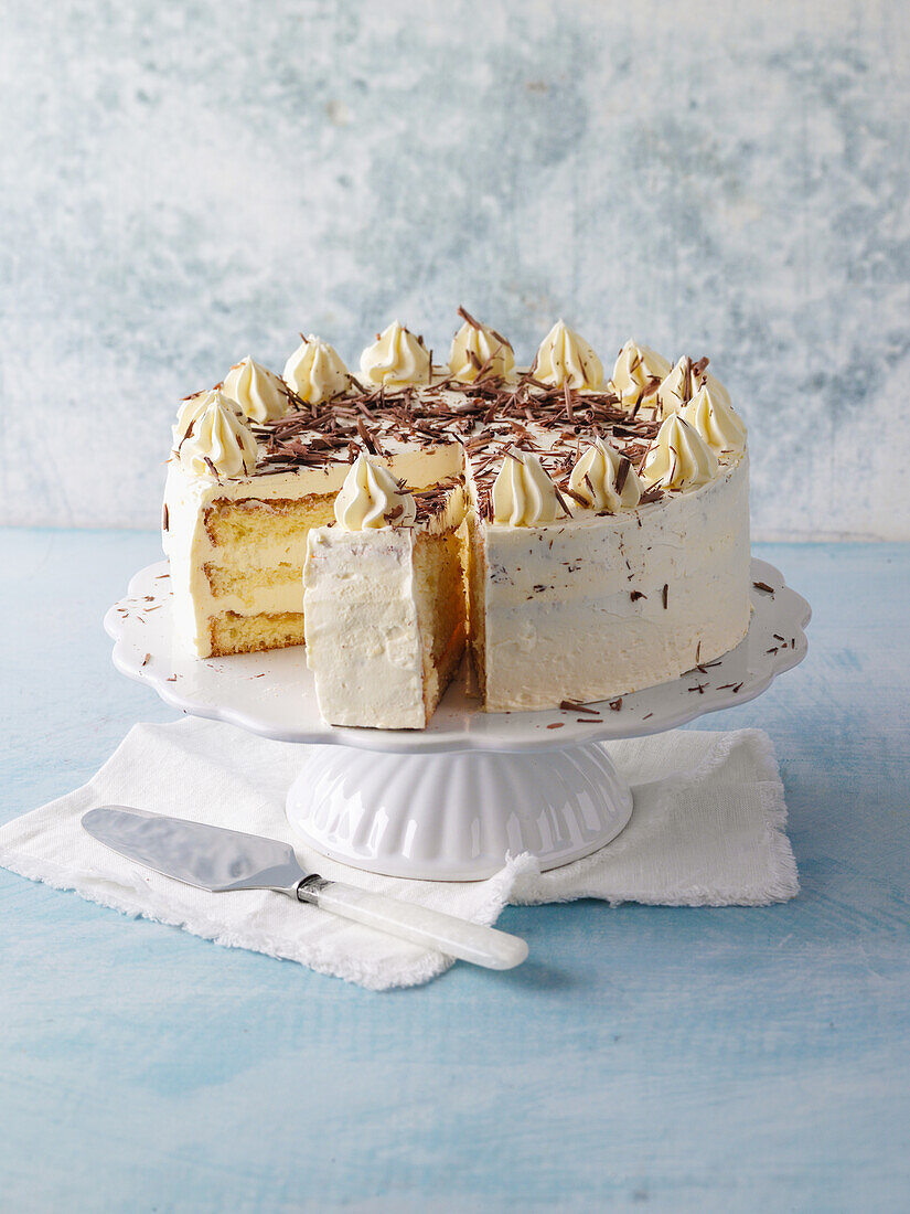 Buttercream cake with grated chocolate