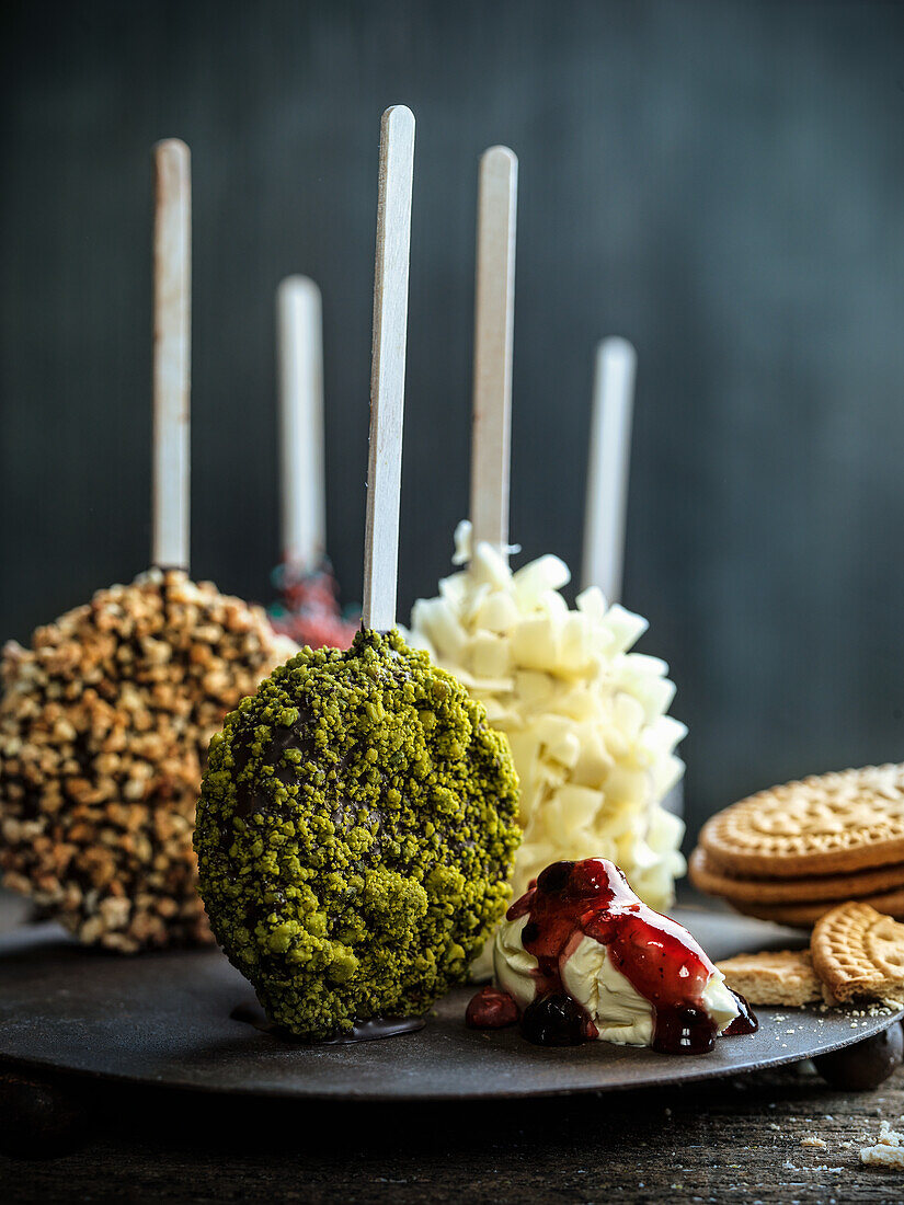 Schokoladen-Lutscher mit verschiedenen Toppings