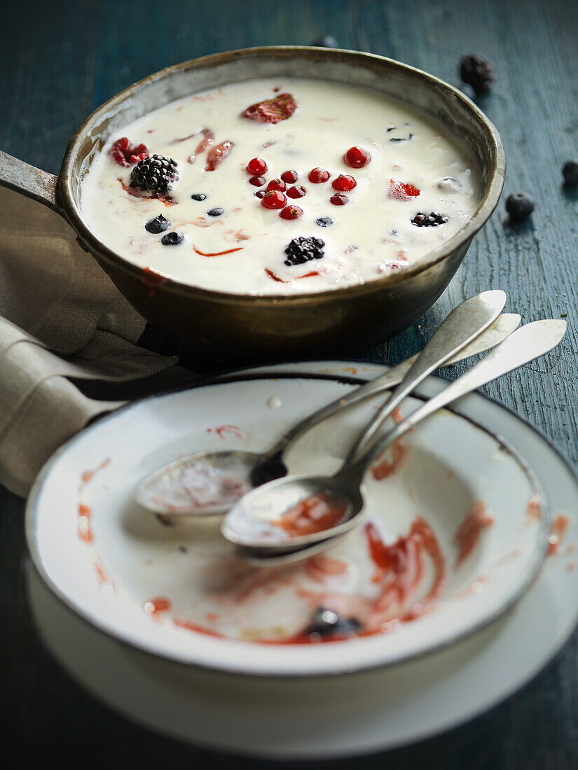 Weiße Schokoladencreme mit roten Beeren