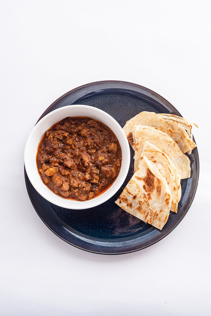 Sorpotel (Fleischgericht, Indien) mit Parantha