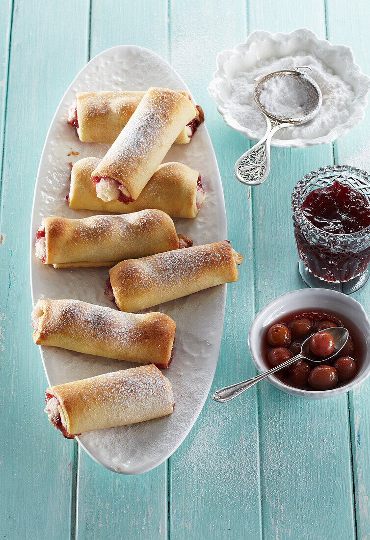 Ministrudel mit Kirschen