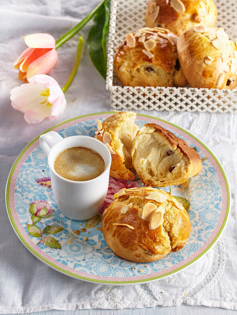 Kleine Osterbrötchen zum Frühstückskaffee