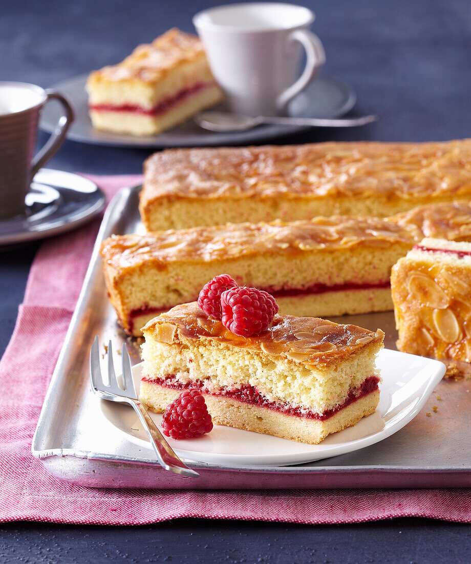 Blechkuchen mit Himbeeren