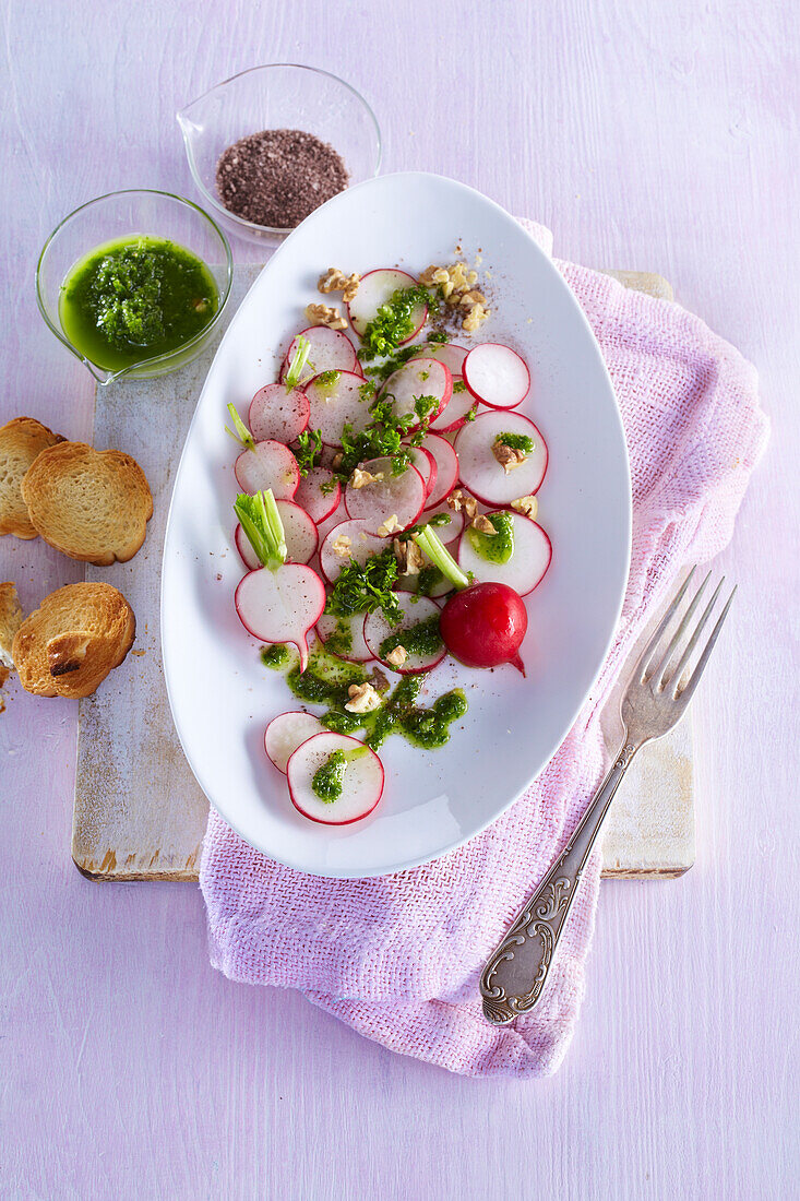 Radieschensalat mit Kräuterpesto