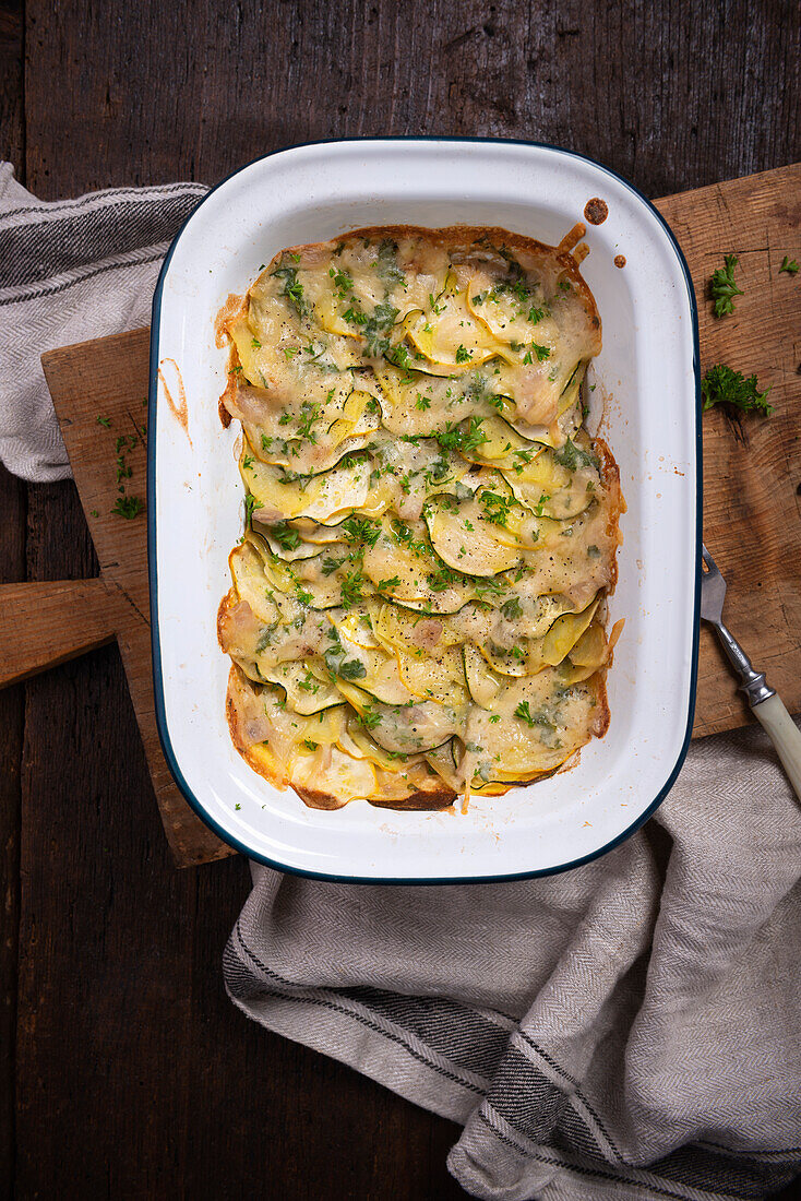 Kartoffeln-Zucchini-Gratin mit Cashewcreme und veganem Käseersatz