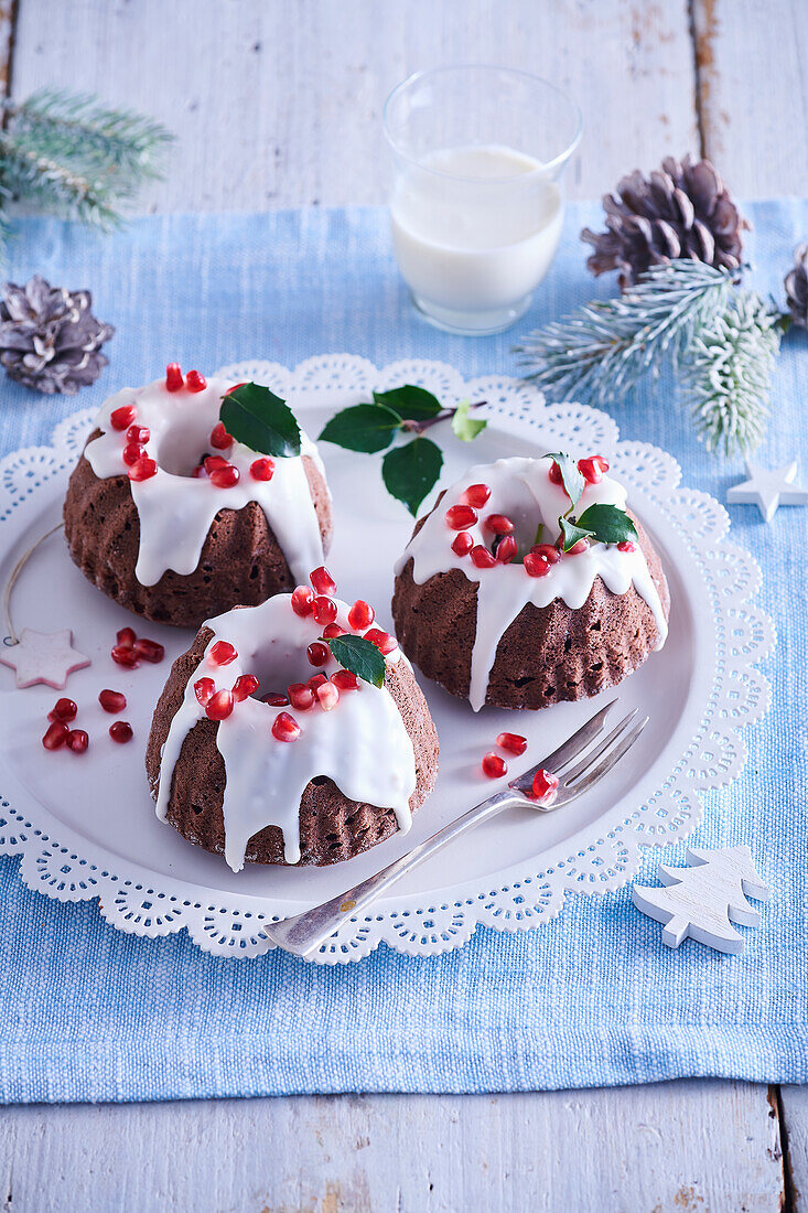 Kleine weihnachtliche Schokoladenbiskuitkuchen