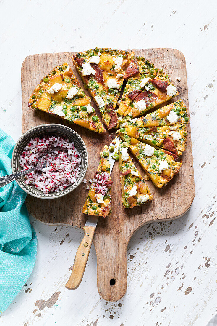 Radieschen-Frittata mit Chorizo, Erbsen und Ricotta