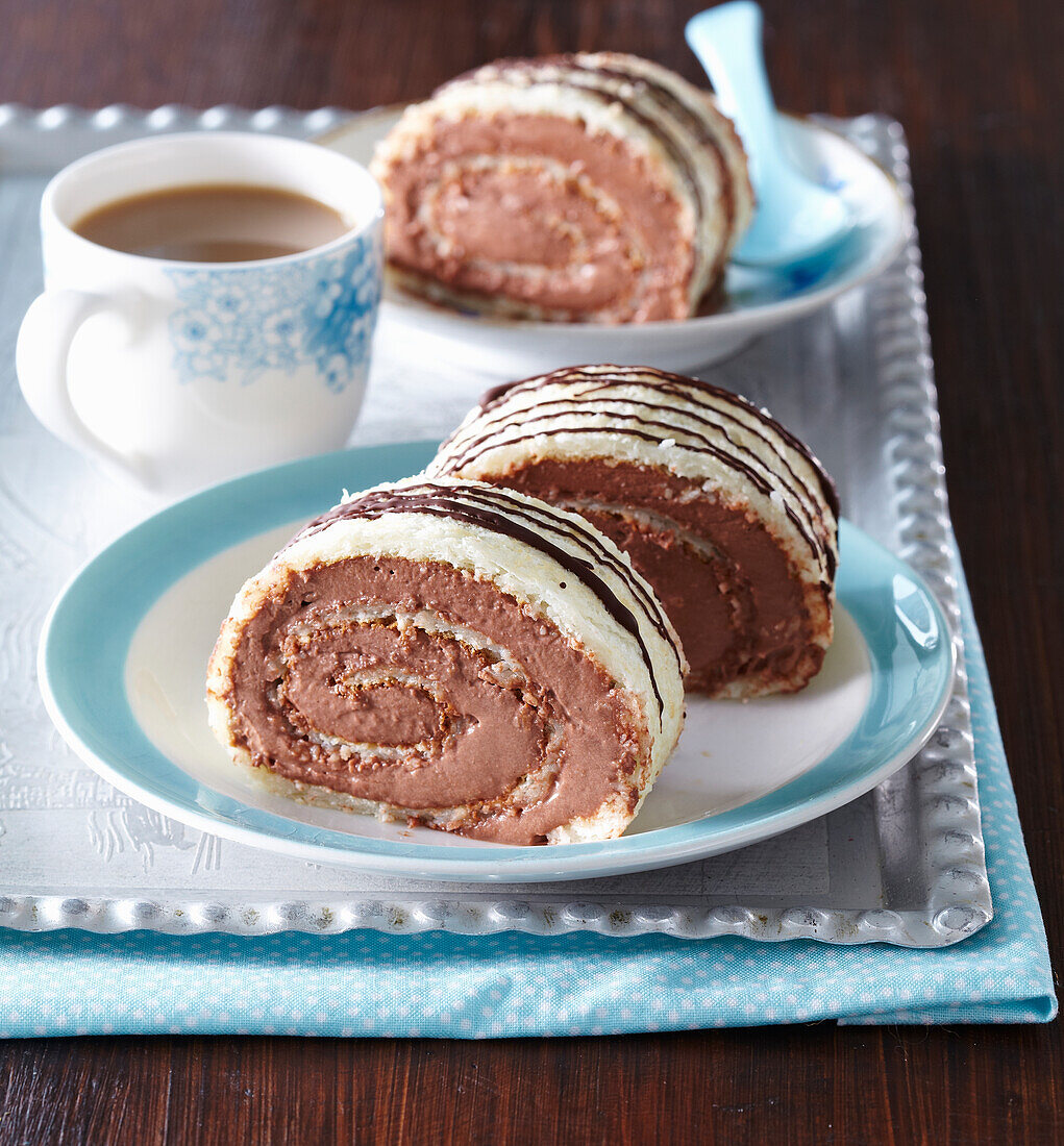 Baiserrolle mit Schokosahne zum Kaffee