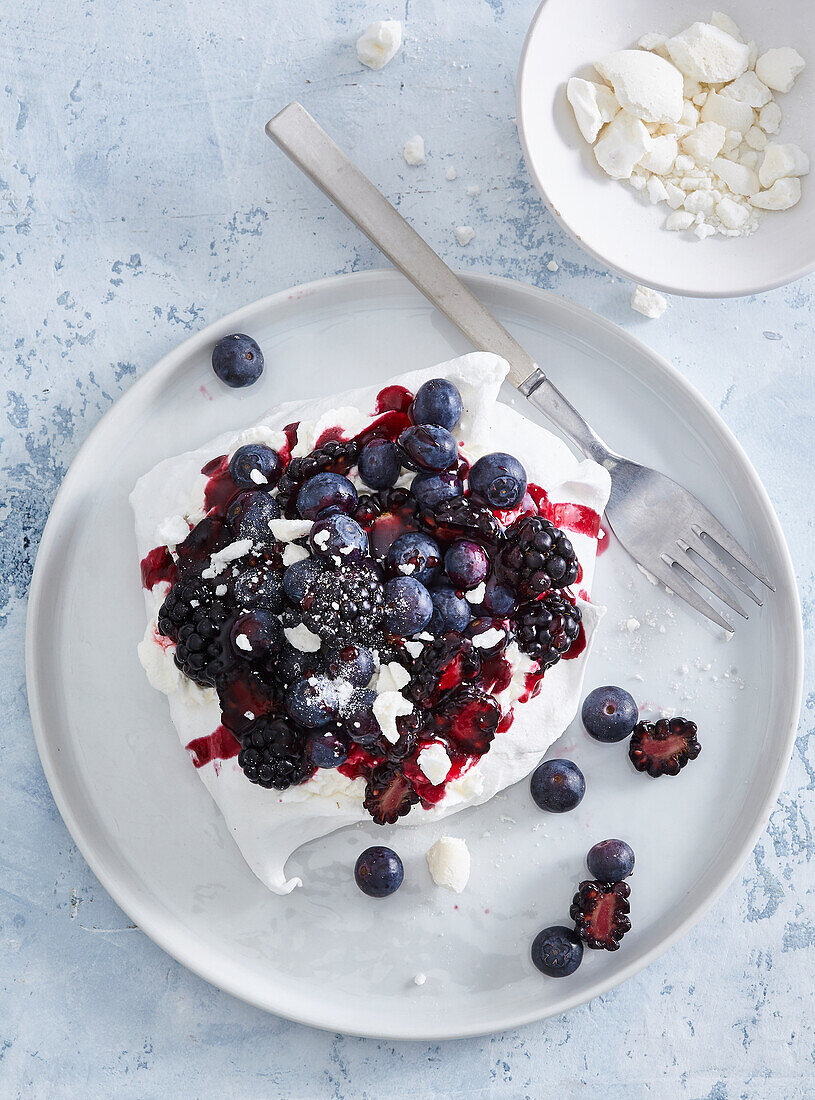 Meringue with blueberries and blackberry sauce