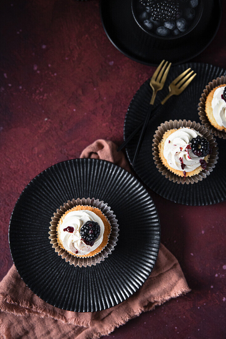 Cupcakes with blackberries and white chocolate