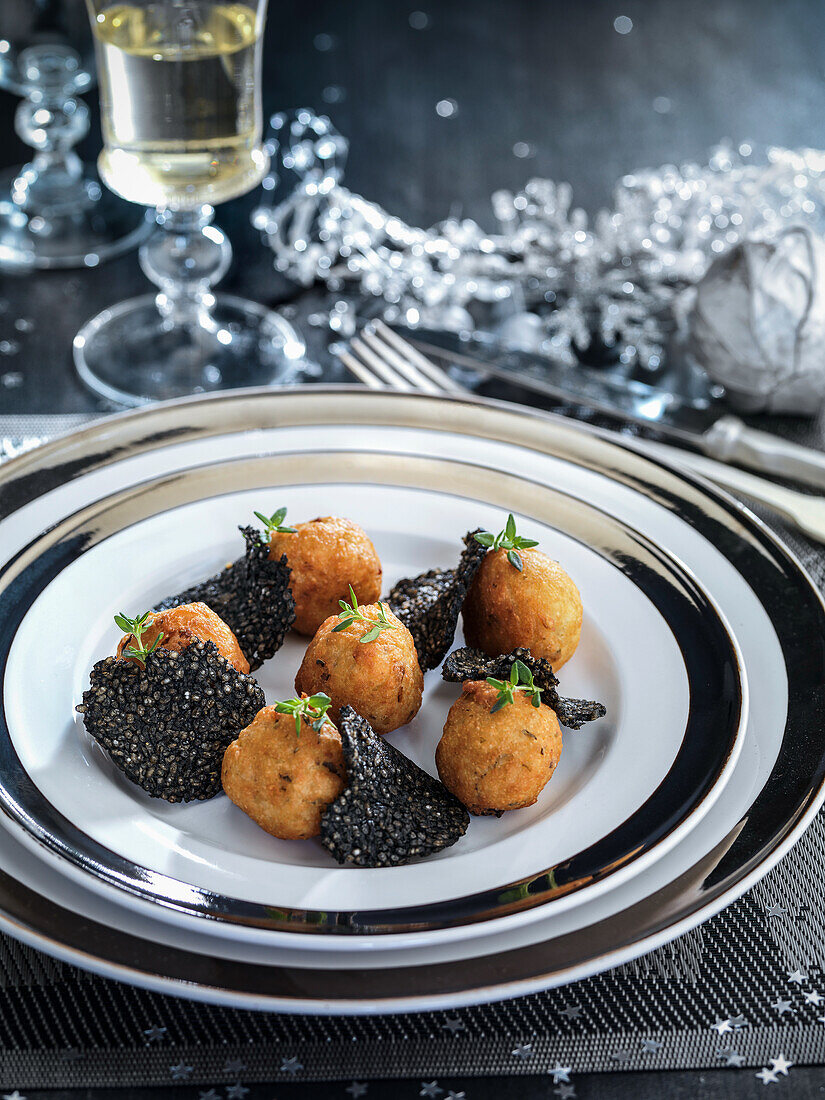 Kabeljaukrapfen mit knusprigem Reis und schwarzem Trüffel (Weihnachten)